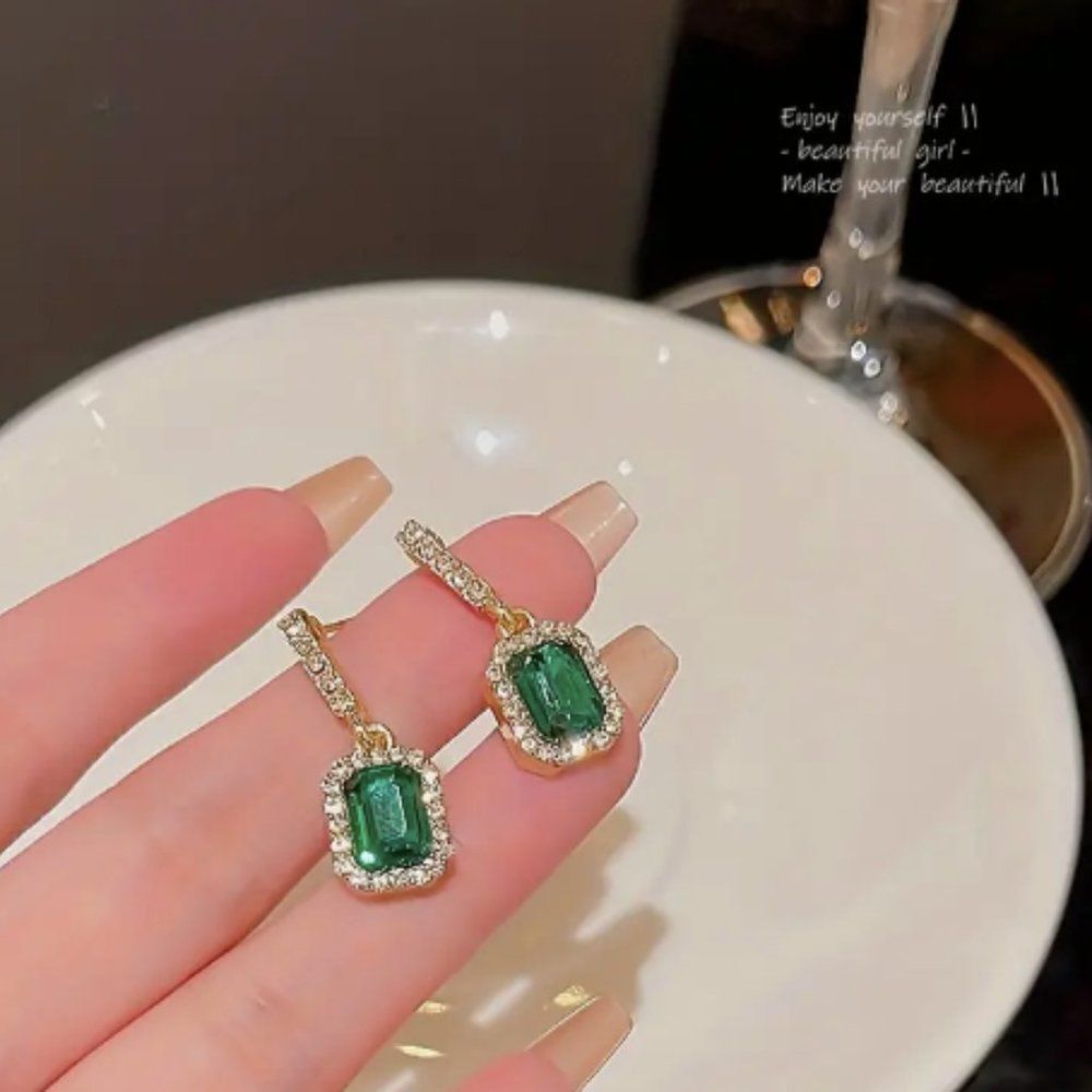 🔅🆕🔅 Elegant Chic 14K Plated Emerald Drop Earrings✨ - Picture 6 of 12